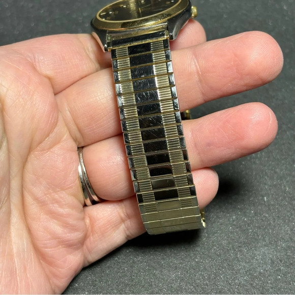 Vintage Mens Armitron 2 Tone Quartz Watch with Day/Date Expandable Strap Working - Picture 2 of 7